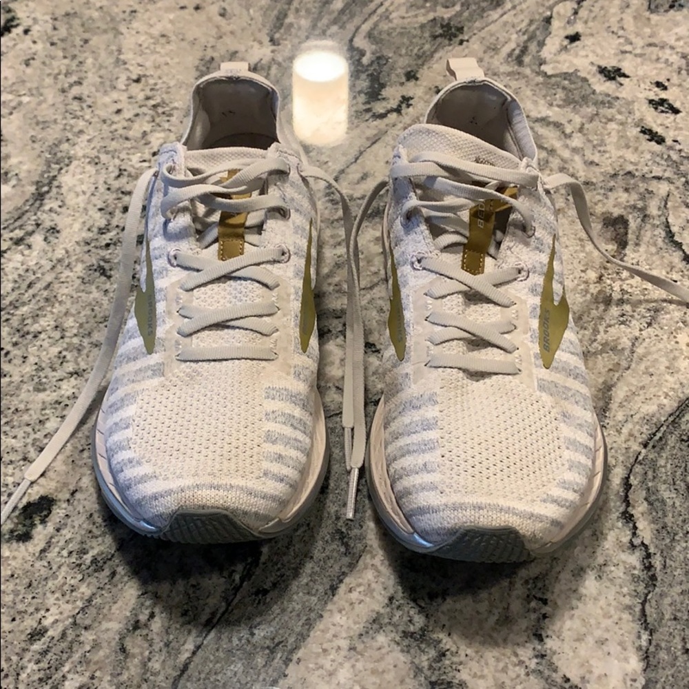 Brooks Bedlam 2 Running Shoe. White/gold